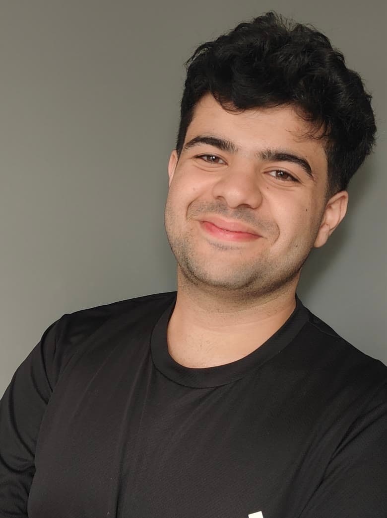 Portret van Arya, webdesigner en oprichter van Aryaweb in Brugge